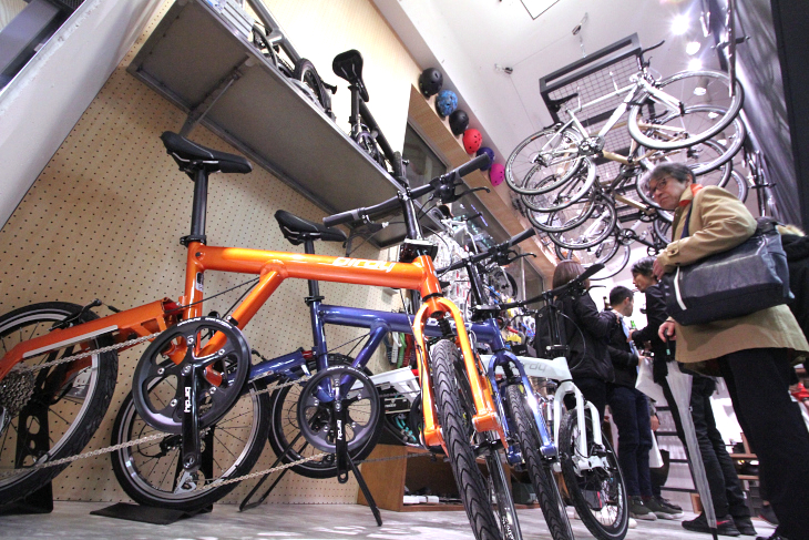 Birdyなど街乗りに最適な自転車やパーツを取り扱うチャリフリ。天井にはHELMZのバイクも