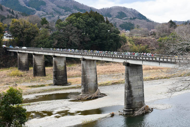 那珂川を渡る集団