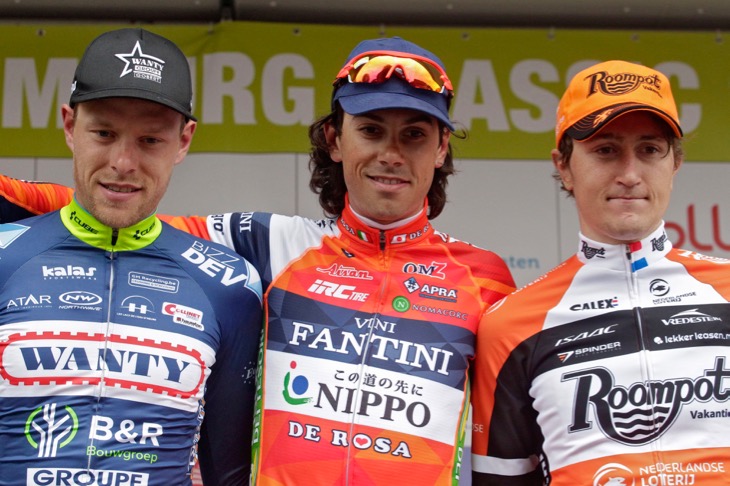 優勝したマルコ・カノラ（イタリア、NIPPOヴィーニファンティーニ）をサンドロ・メウリーズ（ベルギー、ワンティ・グループグベルト）とニック・ヴァンデルリーク（オランダ、ルームポット・ネデランセロテリ）が囲む