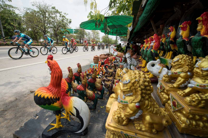 タイらしい風景の中を行く