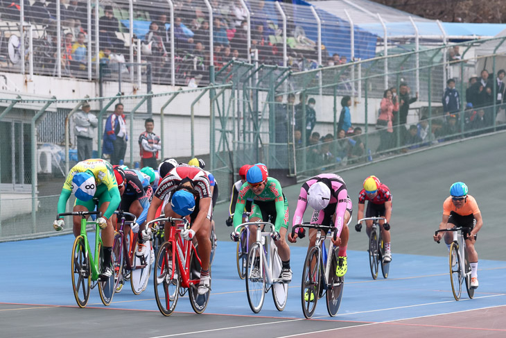 男子スクラッチ メイン集団は宮崎大空(開新)が先頭