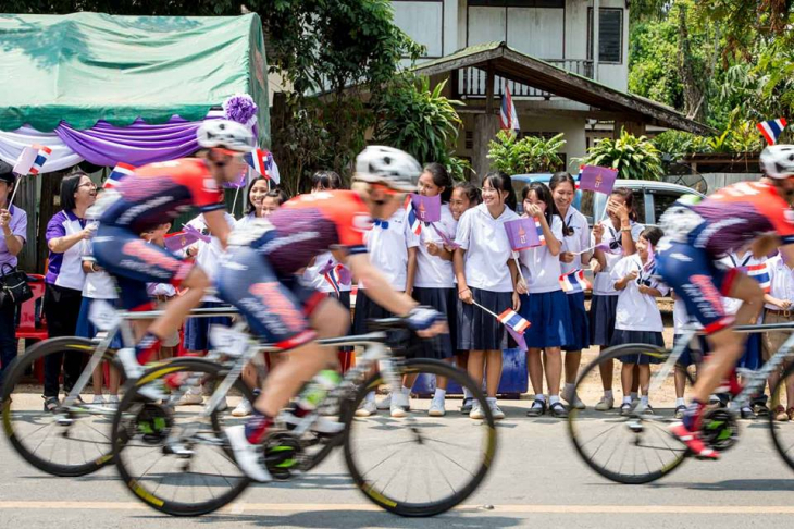 ツアー・オブ・タイランド第5ステージ 地元の学生がレースを応援する