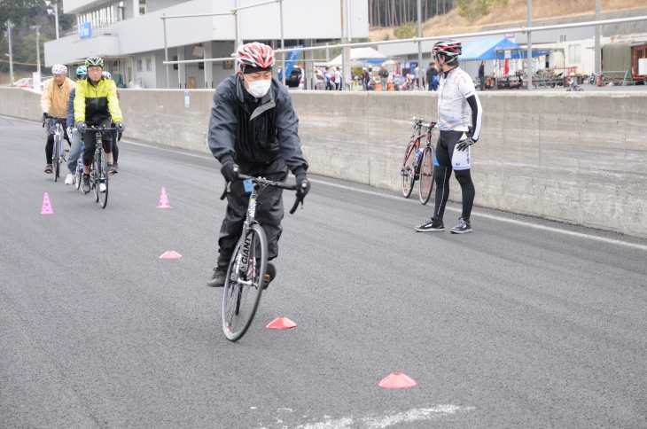 小型のパイロンを使ったスラローム練習に取り組むグループでは、スムーズに曲がれるように反復練習