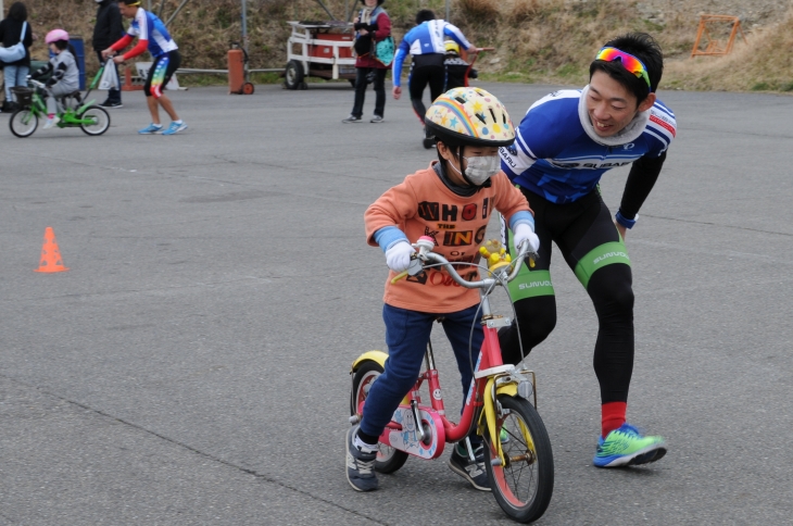 補助輪外しクラスでは、辻さんや京都競輪の現役選手、MCの濱田さんが講師を務めた。