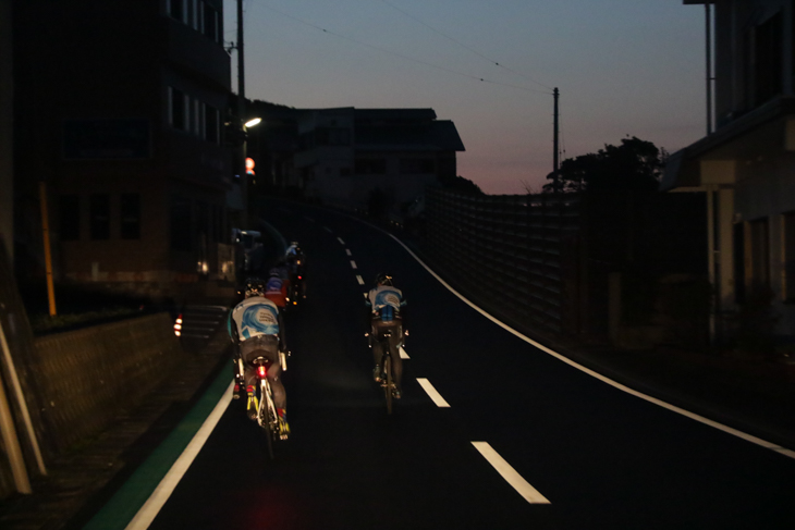 まだ夜明け前の薄暗い道を足摺岬へ向けて走る