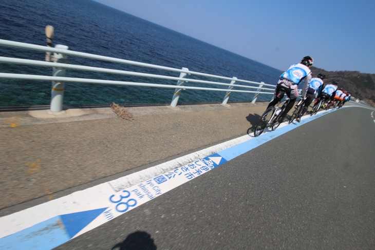 海岸線の道路にはサイクリングルートであることを示すブルーラインが続く