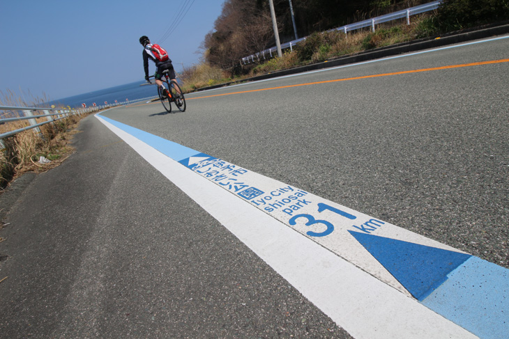 せとかぜ海道（夕焼けこやけライン）に記されたブルーラインとピクト