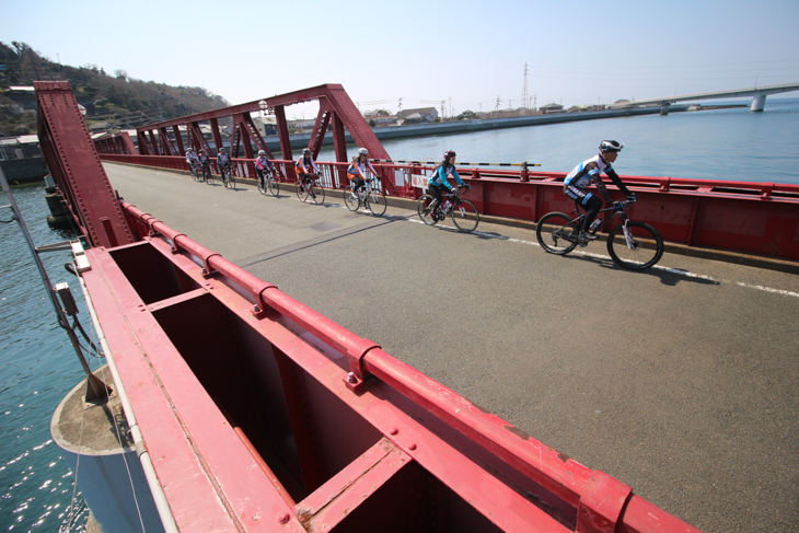 伊予長浜にかかる赤い橋「長浜大橋」は近代化産業遺産だ