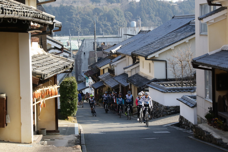 内子町のレトロな町並みを走る