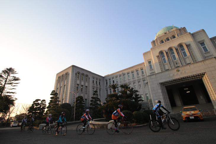 最終目的地、愛媛県庁にゴールするPR隊の一行