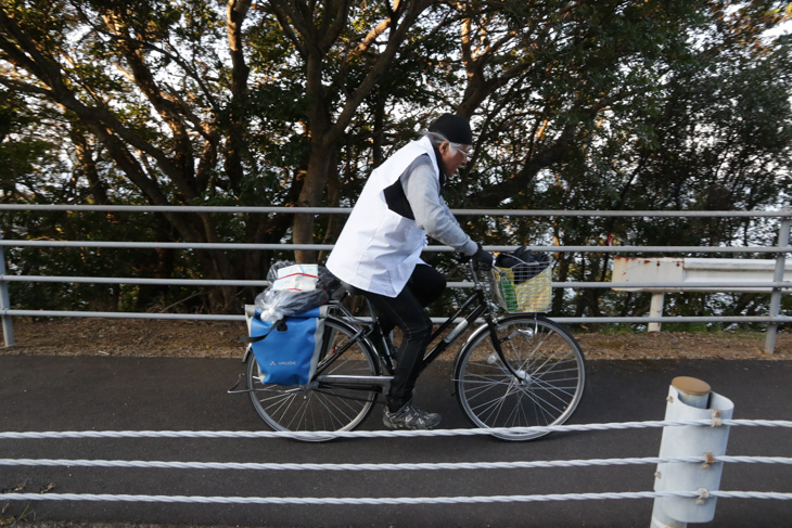 朝も早くから自転車遍路がペダルをこいで海岸線を行く