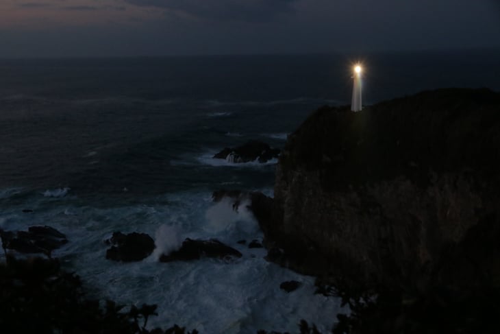 夜明け前の足摺岬灯台を展望台より眺める