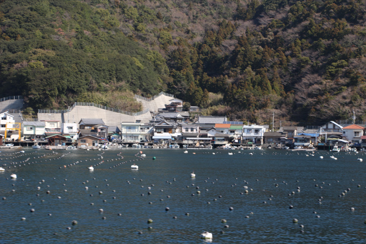 のどかな海岸線に点在する漁村は日本の原風景だ