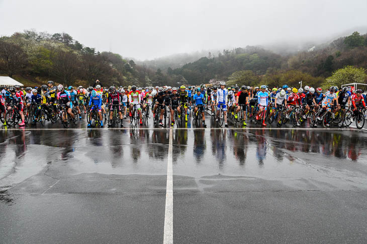 スタートラインに並んだA-E出場選手。直前に降った雨で路面は濡れたまま