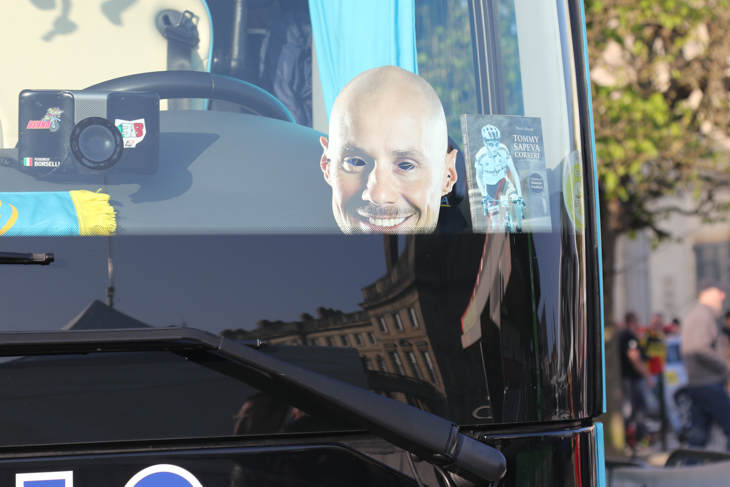 アスタナのチームバスにもボーネンの顔写真のお面が