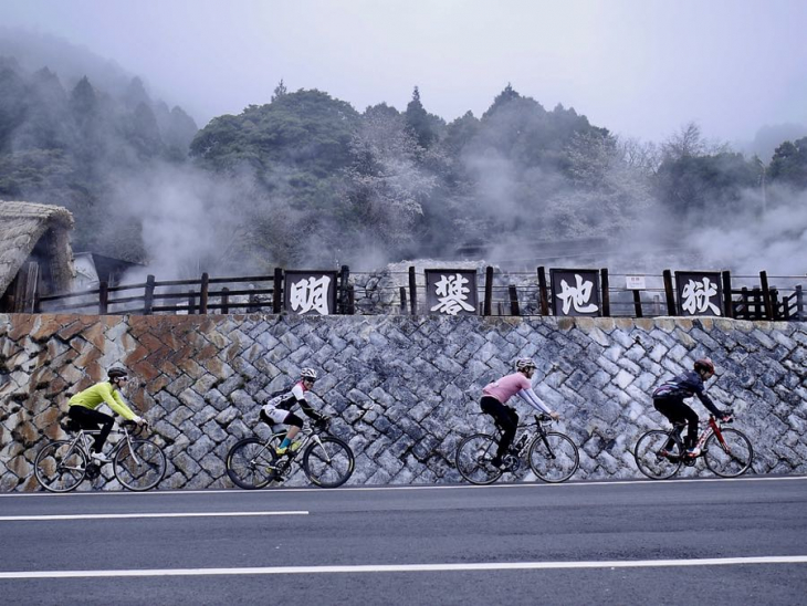 4月9日（日）大分県湯布院　湯煙の上がる温泉地を進む