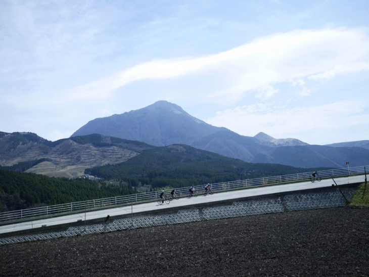 4月9日（日）大分県湯布院　晴れ渡った空には雄大な由布岳