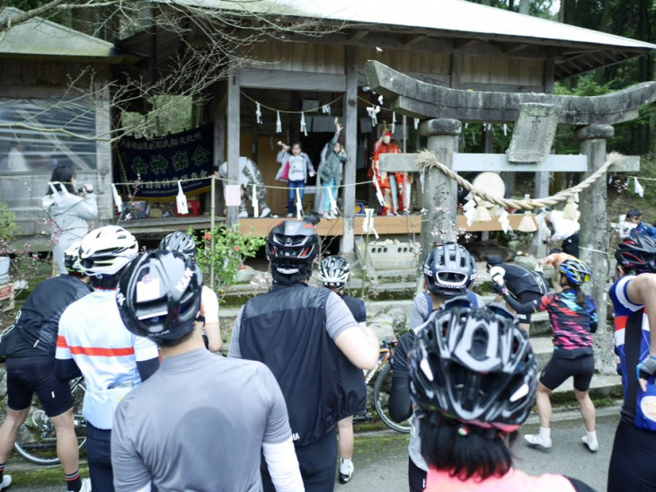 4月9日（日）大分県湯布院　深い山の小さな集落にて里神楽に遭遇した一行は地元の人たちに歓迎され宴を共にし、忘れられないひと時となった