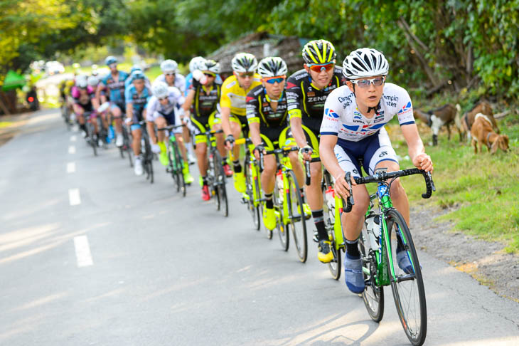 レース後半、中島康晴(キナンサイクリングチーム)、徳田優、平塚吉光(チーム右京)の日本人選手がメイン集団を牽引
