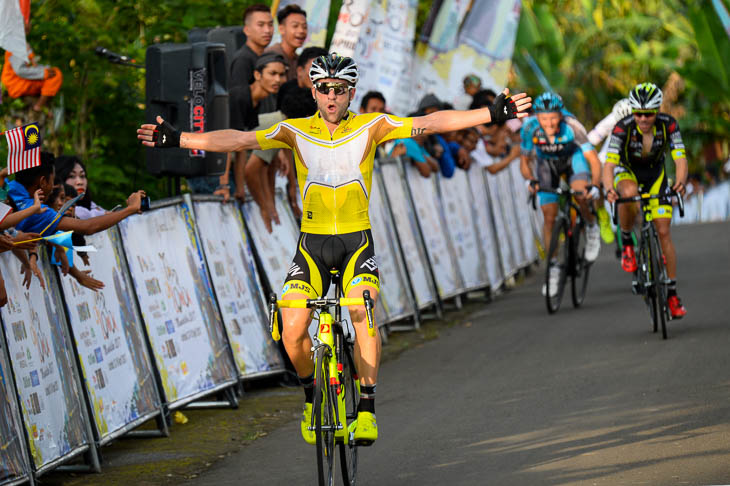 リーダージャージのネイサン・アール（チーム右京）がステージ優勝