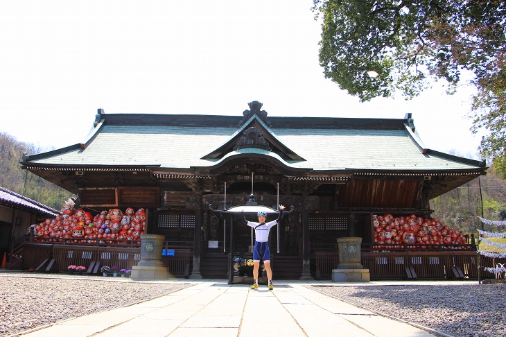 権現造りの本堂は神社のような風格