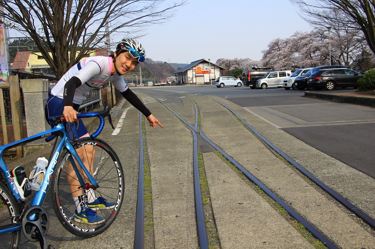 横川駅の駐車場には軽井沢行きの線路の痕が今も残る