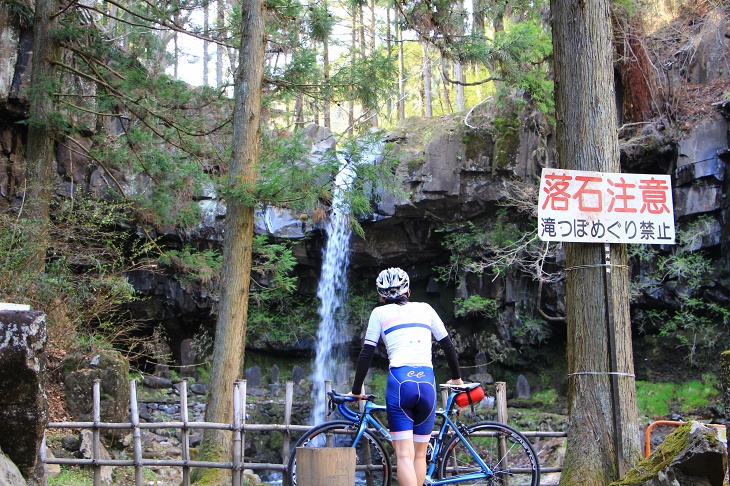 「落石注意のため滝つぼめぐり禁止」だそうだ