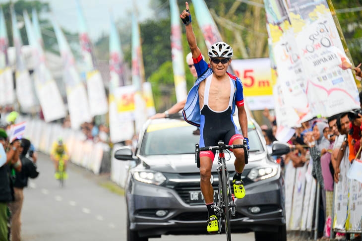 コロンビア人のビクトル・ペレス（Team Saqura Cycling）がステージ優勝