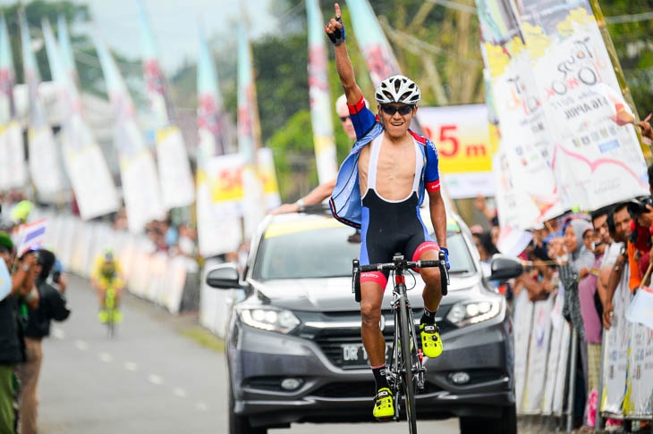 コロンビア人のビクトル・ペレス(Team Saqura Cycling)がステージ優勝