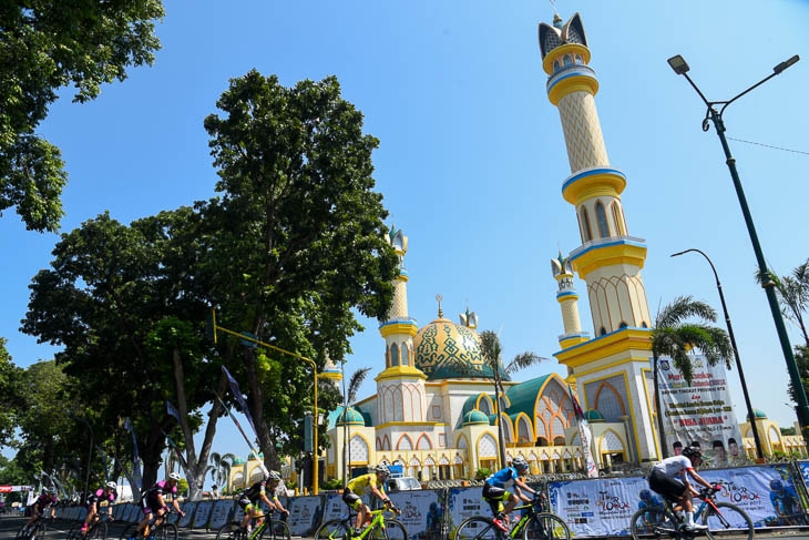 ロンボク島の代表的なモスク「イスラミック・センター」の前をいく集団