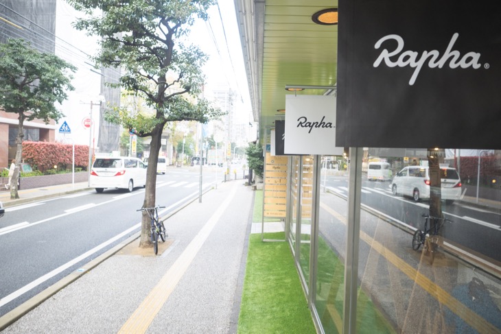 日赤通りの一本裏通りにあるRapha Fukuoka。ガラス張りの建物が目印