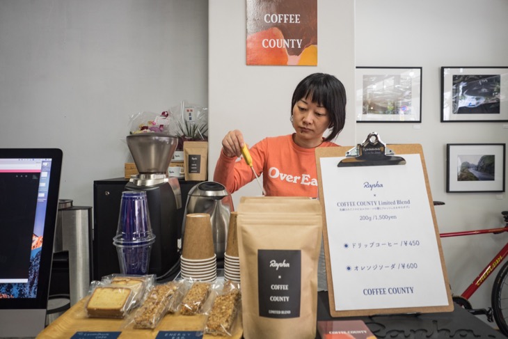 地元福岡のロースターCoffee Countyのコーヒーを楽しめる。ストアのための特別ブレンドだ