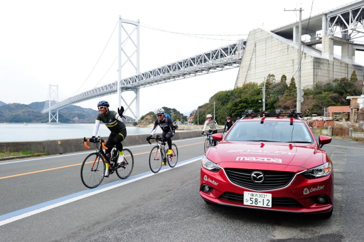 しまなみ海道を走る三船雅彦さんと雅組の一行をマツダ車がサポートしてくれた