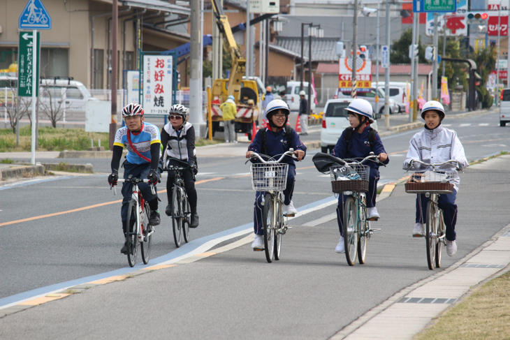 島の子どもたちも自転車が生活の足だ