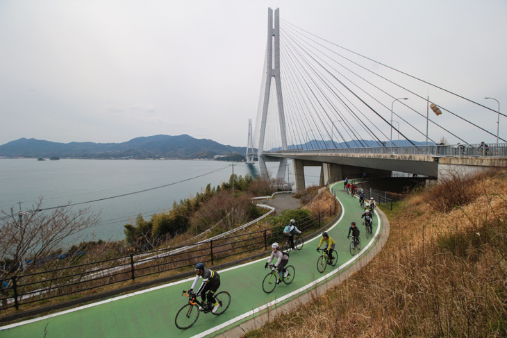 広島県尾道市から愛媛県今治市をつなぐしまなみ海道が舞台となる