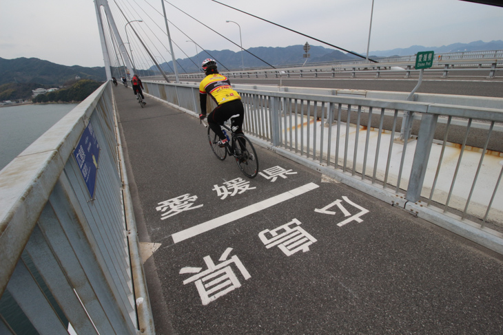 多々羅大橋の上の自転車道に広島／愛媛県境が引かれている