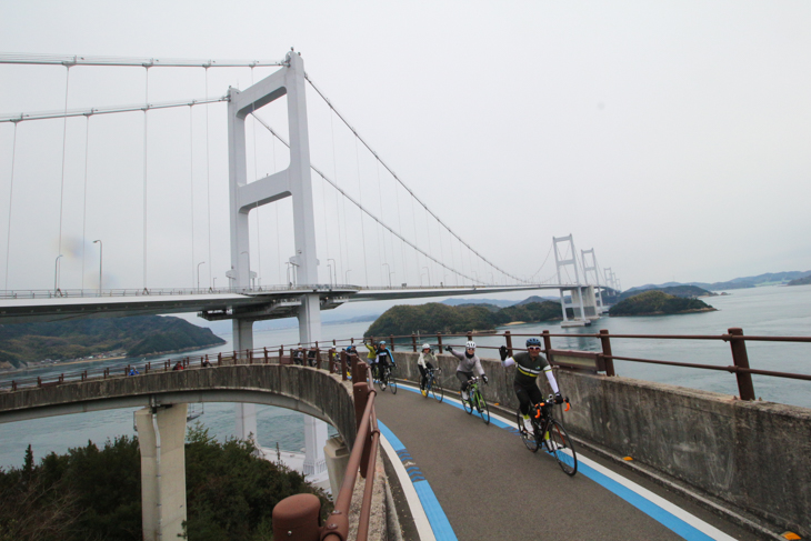 いよいよ最後の橋、来島海峡大橋へと向かう。ループで高度を上げて橋へと入るのだ