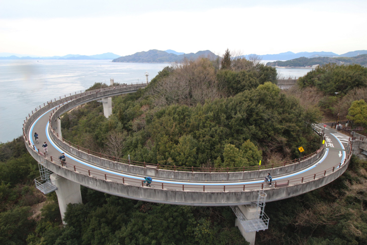 来島海峡大橋へと向かう。ループで高度を上げて橋へと入るのだ