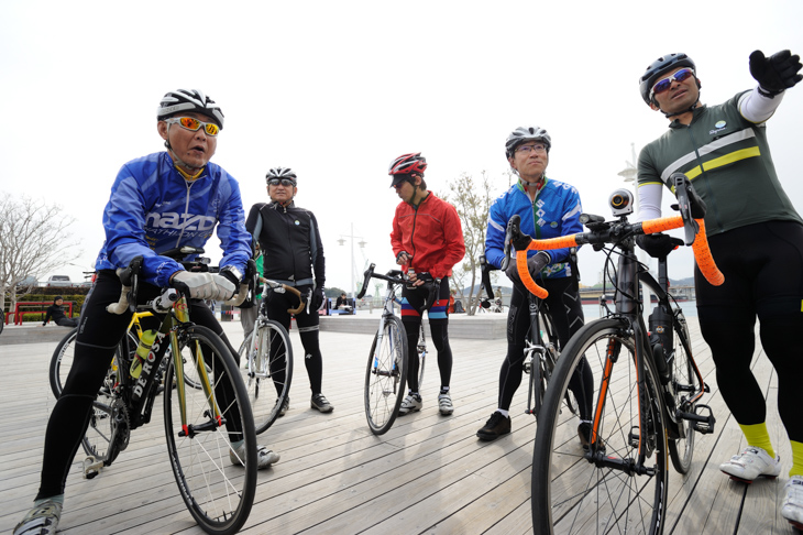 自転車好きのマツダの4人のスタッフと三船雅彦さん