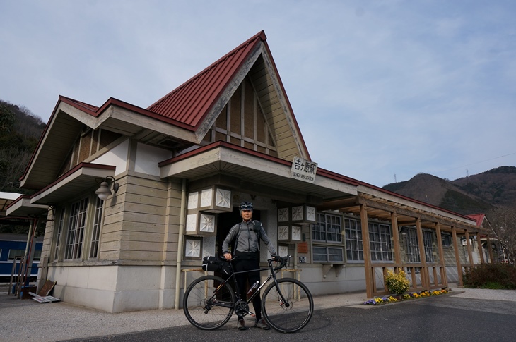 とんがり屋根のお洒落な吉ヶ原駅舎に昔の人のこだわりが感じられます