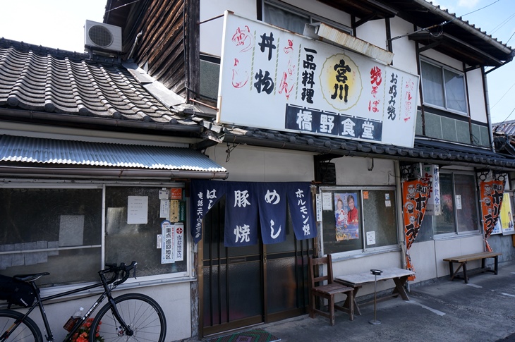 店構えも味があるホルモンうどんの人気店