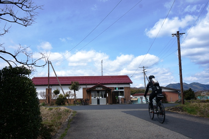 まず最初に着いた駅は、地味で閑散とした雰囲気