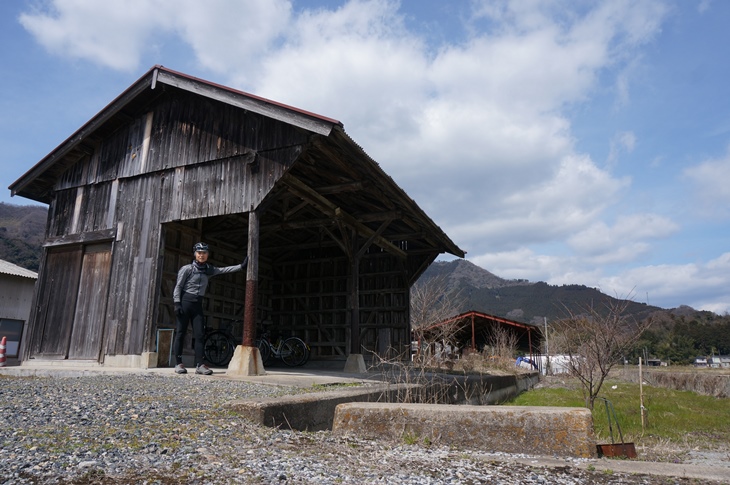 駅舎に隣接した貨物扱い用のホームと建物。これはかなりの貴重な遺構です！