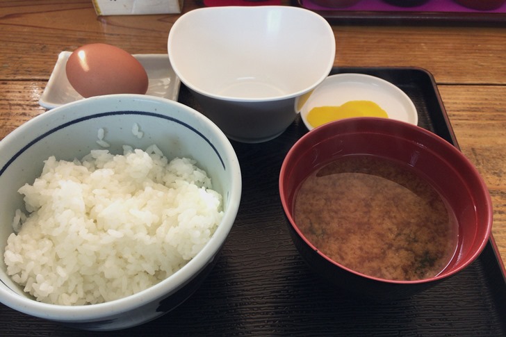 ごはんのおかわりは無料ですが、この日は昼飯も見据えて一杯だけにしておきます