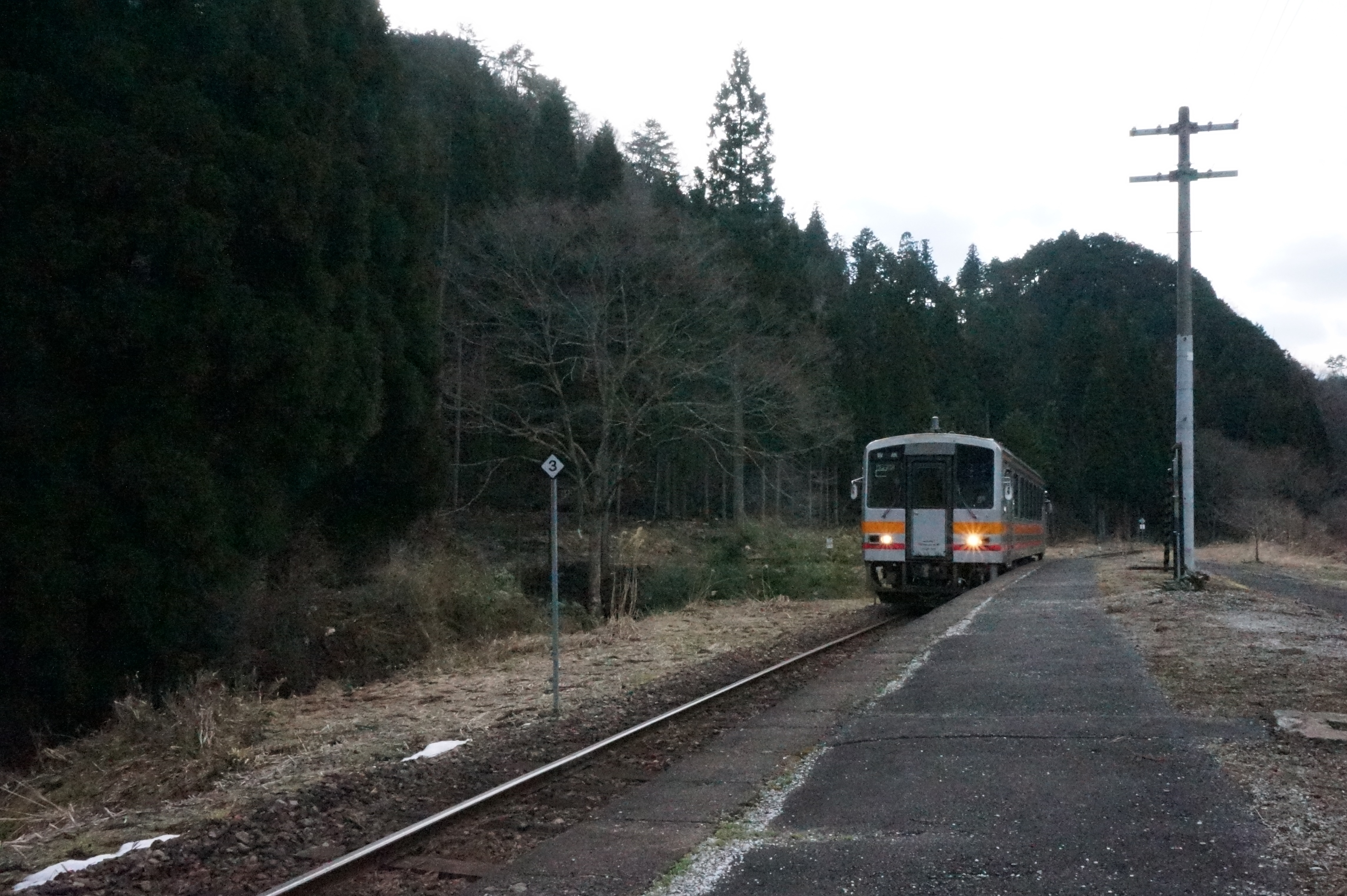 どんなに寂しい無人駅でも、列車は確実にやってくる心強い存在なのです