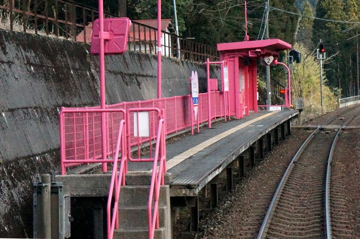 目がチカチカするような極彩色の駅が出てきた！