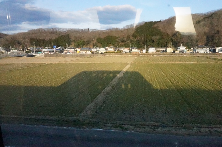 夕暮れの田んぼに並走する列車があらわれて、ちょっと楽しい気分に(笑)