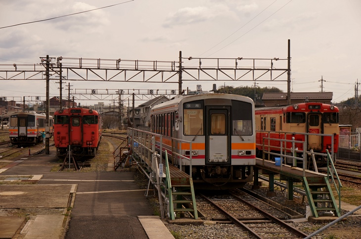 車両基地には新旧の車両が休憩中！右端の国鉄色風は車内もレトロ仕立てだそう