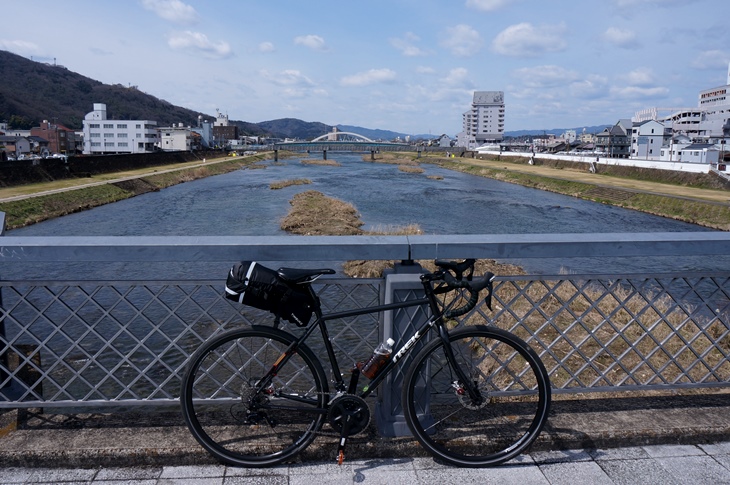 駅と市街を貫くひろびろとした吉井川