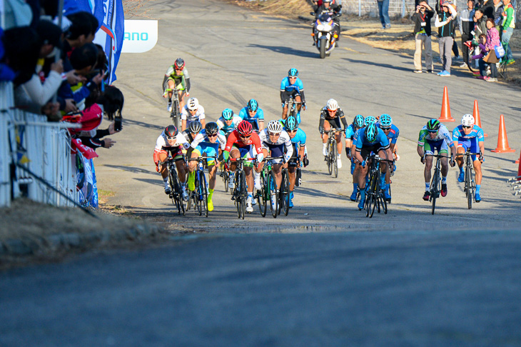 残り50m、吉田隼人（マトリックスパワータグ）の背後から出る中島康晴（キナンサイクリングチーム）